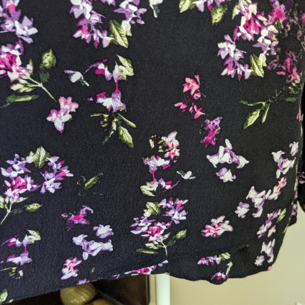 J.Jill Womens Small Black Purple Floral Asymmetrical Hem Blouse Keyhole Back 129 - Picture 3 of 6